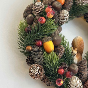 Mókus fenyőágas ajtódíszen - otthon & életmód - dekoráció - ajtó- és ablak dekoráció - ajtódísz & kopogtató - Meska.hu