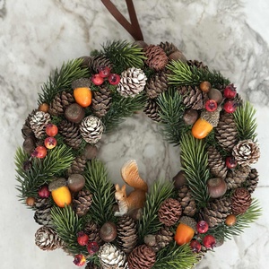 Mókus fenyőágas ajtódíszen - otthon & életmód - dekoráció - ajtó- és ablak dekoráció - ajtódísz & kopogtató - Meska.hu