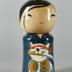 Kézzel készített egyedi Kokeshi - szamuráj macska mintával, Művészet, Más gyűjtemények, Baba-és bábkészítés, Famegmunkálás, MESKA