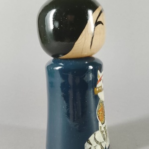 Kézzel készített egyedi Kokeshi - szamuráj macska mintával - művészet - más gyűjtemények - Meska.hu