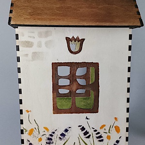 Egyedi, festett fa házikó - beleégetett díszítéssel - dekorációnak vagy játszani - a cicák külön vásárolhatók meg - játék & sport - szerepjáték - Meska.hu