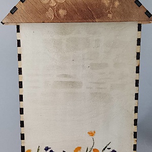 Egyedi, festett fa házikó - beleégetett díszítéssel - dekorációnak vagy játszani - a cicák külön vásárolhatók meg - játék & sport - szerepjáték - Meska.hu