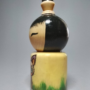 Kézzel készített egyedi Kokeshi - a kóbormacskás mintával - művészet - más gyűjtemények - Meska.hu