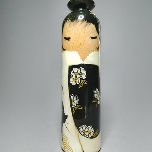 Kézzel készített egyedi Kokeshi - virág és macska mintával - művészet - más gyűjtemények - Meska.hu