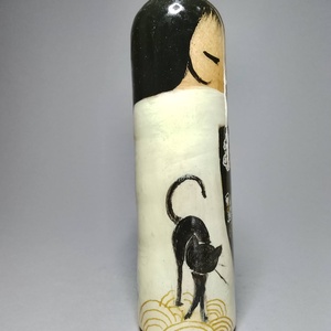 Kézzel készített egyedi Kokeshi - virág és macska mintával - művészet - más gyűjtemények - Meska.hu