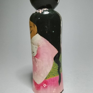 Kézzel készített egyedi Kokeshi - fehér cica mintával - művészet - más gyűjtemények - Meska.hu