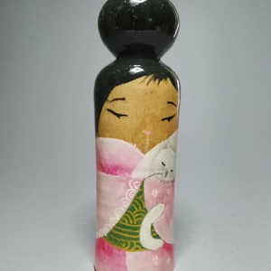 Kézzel készített egyedi Kokeshi - fehér cica mintával - művészet - más gyűjtemények - Meska.hu