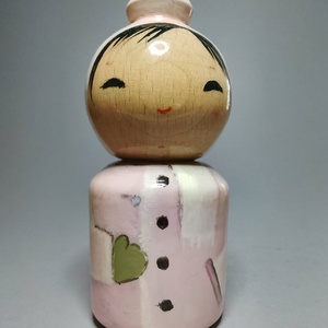 Kézzel készített egyedi Kokeshi - téli ruha mintával - művészet - más gyűjtemények - Meska.hu