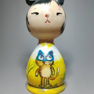 Kézzel készített egyedi Kokeshi cica - kóbormacska mintával - művészet - más gyűjtemények - Meska.hu