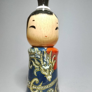 Kézzel készített egyedi Kokeshi - sárkány mintával - művészet - más gyűjtemények - Meska.hu