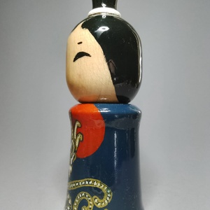 Kézzel készített egyedi Kokeshi - sárkány mintával - művészet - más gyűjtemények - Meska.hu