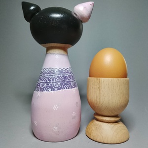 Kézzel készített egyedi Kokeshi macska - virág mintával, Művészet, Más gyűjtemények, Baba-és bábkészítés, Famegmunkálás, MESKA