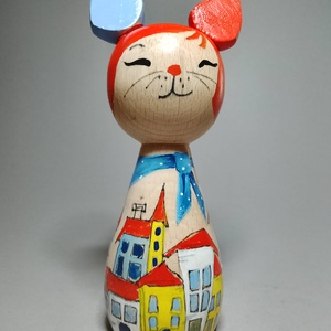 Kézzel készített egyedi Kokeshi macska - kisváros mintával - művészet - más gyűjtemények - Meska.hu