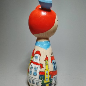 Kézzel készített egyedi Kokeshi macska - kisváros mintával - művészet - más gyűjtemények - Meska.hu