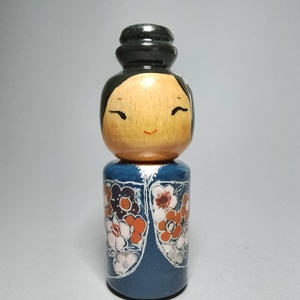 Kézzel készített egyedi Kokeshi - virág mintával - művészet - más gyűjtemények - Meska.hu