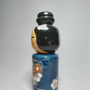 Kézzel készített egyedi Kokeshi - virág mintával - művészet - más gyűjtemények - Meska.hu