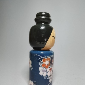 Kézzel készített egyedi Kokeshi - virág mintával - művészet - más gyűjtemények - Meska.hu