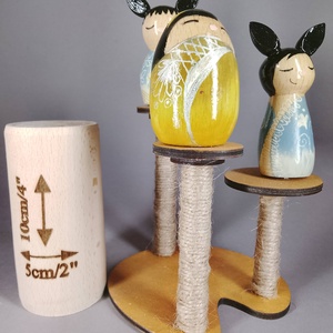 Három apró egyedi, kézzel készült kokeshi cica, egy macskakaparófán - dekorációnak vagy játszani, Játék & Sport, Szerepjáték, Famegmunkálás, Festészet, MESKA