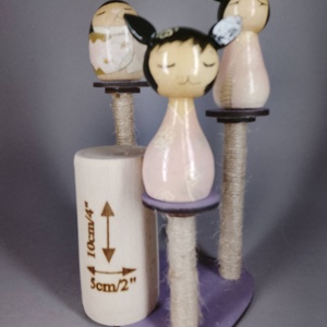 Három apró egyedi, kézzel készült kokeshi cica, egy macskakaparófán - dekorációnak vagy játszani, Játék & Sport, Szerepjáték, Famegmunkálás, Festészet, MESKA