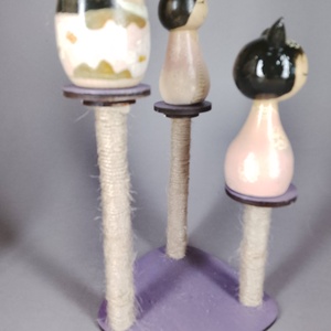Három apró egyedi, kézzel készült kokeshi cica, egy macskakaparófán - dekorációnak vagy játszani - játék & sport - szerepjáték - Meska.hu