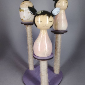 Három apró egyedi, kézzel készült kokeshi cica, egy macskakaparófán - dekorációnak vagy játszani - játék & sport - szerepjáték - Meska.hu