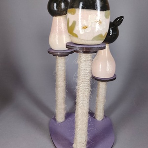 Három apró egyedi, kézzel készült kokeshi cica, egy macskakaparófán - dekorációnak vagy játszani - játék & sport - szerepjáték - Meska.hu