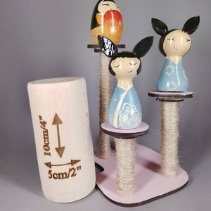 Három apró egyedi, kézzel készült kokeshi cica, egy macskakaparófán - dekorációnak vagy játszani, Játék & Sport, Szerepjáték, Famegmunkálás, Festészet, MESKA