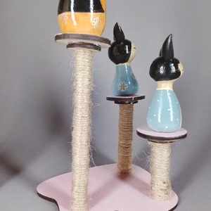 Három apró egyedi, kézzel készült kokeshi cica, egy macskakaparófán - dekorációnak vagy játszani - játék & sport - szerepjáték - Meska.hu