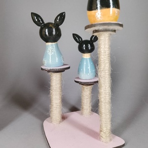 Három apró egyedi, kézzel készült kokeshi cica, egy macskakaparófán - dekorációnak vagy játszani - játék & sport - szerepjáték - Meska.hu