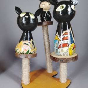 Három egyedi, kézzel készült kokeshi cica, egy macskakaparófán - dekorációnak vagy játszani - játék & sport - szerepjáték - Meska.hu