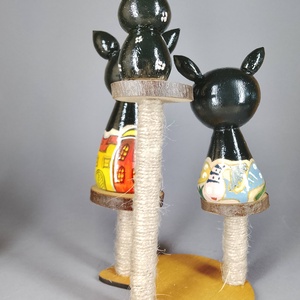 Három egyedi, kézzel készült kokeshi cica, egy macskakaparófán - dekorációnak vagy játszani - játék & sport - szerepjáték - Meska.hu