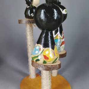 Három egyedi, kézzel készült kokeshi cica, egy macskakaparófán - dekorációnak vagy játszani - játék & sport - szerepjáték - Meska.hu