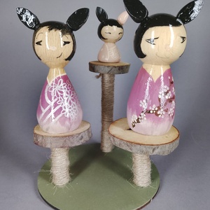 Három egyedi, kézzel készült kokeshi cica, egy macskakaparófán - dekorációnak vagy játszani, Játék & Sport, Szerepjáték, Famegmunkálás, Festészet, MESKA