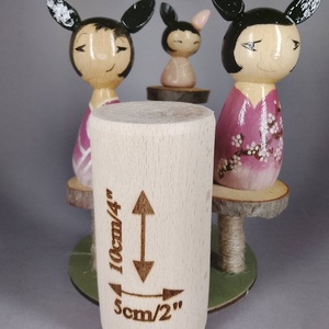 Három egyedi, kézzel készült kokeshi cica, egy macskakaparófán - dekorációnak vagy játszani - játék & sport - szerepjáték - Meska.hu