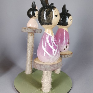 Három egyedi, kézzel készült kokeshi cica, egy macskakaparófán - dekorációnak vagy játszani - játék & sport - szerepjáték - Meska.hu