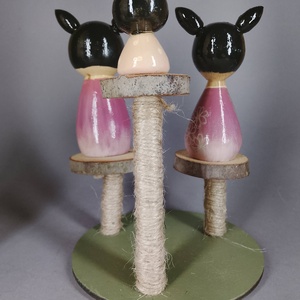 Három egyedi, kézzel készült kokeshi cica, egy macskakaparófán - dekorációnak vagy játszani - játék & sport - szerepjáték - Meska.hu