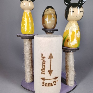 Három egyedi, kézzel készült kokeshi cica, egy macskakaparófán - dekorációnak vagy játszani - játék & sport - szerepjáték - Meska.hu