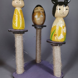 Három egyedi, kézzel készült kokeshi cica, egy macskakaparófán - dekorációnak vagy játszani, Játék & Sport, Szerepjáték, Famegmunkálás, Festészet, MESKA