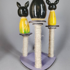 Három egyedi, kézzel készült kokeshi cica, egy macskakaparófán - dekorációnak vagy játszani - játék & sport - szerepjáték - Meska.hu