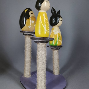 Három egyedi, kézzel készült kokeshi cica, egy macskakaparófán - dekorációnak vagy játszani - játék & sport - szerepjáték - Meska.hu