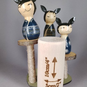 Három egyedi, kézzel készült kokeshi cica, egy macskakaparófán - dekorációnak vagy játszani - játék & sport - szerepjáték - Meska.hu