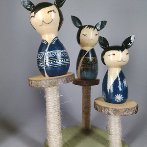 Három egyedi, kézzel készült kokeshi cica, egy macskakaparófán - dekorációnak vagy játszani, Játék & Sport, Szerepjáték, Famegmunkálás, Festészet, MESKA