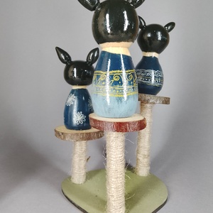 Három egyedi, kézzel készült kokeshi cica, egy macskakaparófán - dekorációnak vagy játszani - játék & sport - szerepjáték - Meska.hu