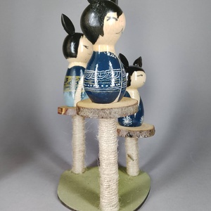 Három egyedi, kézzel készült kokeshi cica, egy macskakaparófán - dekorációnak vagy játszani - játék & sport - szerepjáték - Meska.hu