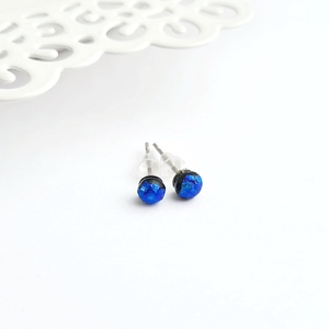 Kék színjátszó Dichroic üveg bedugós fülbevaló - ékszer - fülbevaló - pötty fülbevaló - Meska.hu