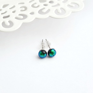 Zöld színjátszó Dichroic üveg bedugós fülbevaló - ékszer - fülbevaló - pötty fülbevaló - Meska.hu