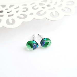 Zöld Dichroic üveg fülbevaló, Ékszer, Fülbevaló, Pötty fülbevaló, Ékszerkészítés, Üvegművészet, MESKA