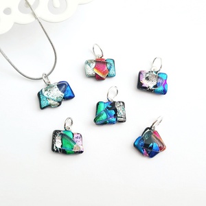 Ezüst-zöld-rózsaszín színjátszó Dichroic üveg nyaklánc - ékszer - nyaklánc - medálos nyaklánc - Meska.hu