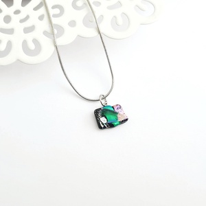 Ezüst-zöld-rózsaszín színjátszó Dichroic üveg nyaklánc - Meska.hu