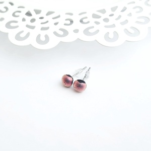 Tégla vörös színjátszó Dichroic üveg bedugós fülbevaló - ékszer - fülbevaló - pötty fülbevaló - Meska.hu